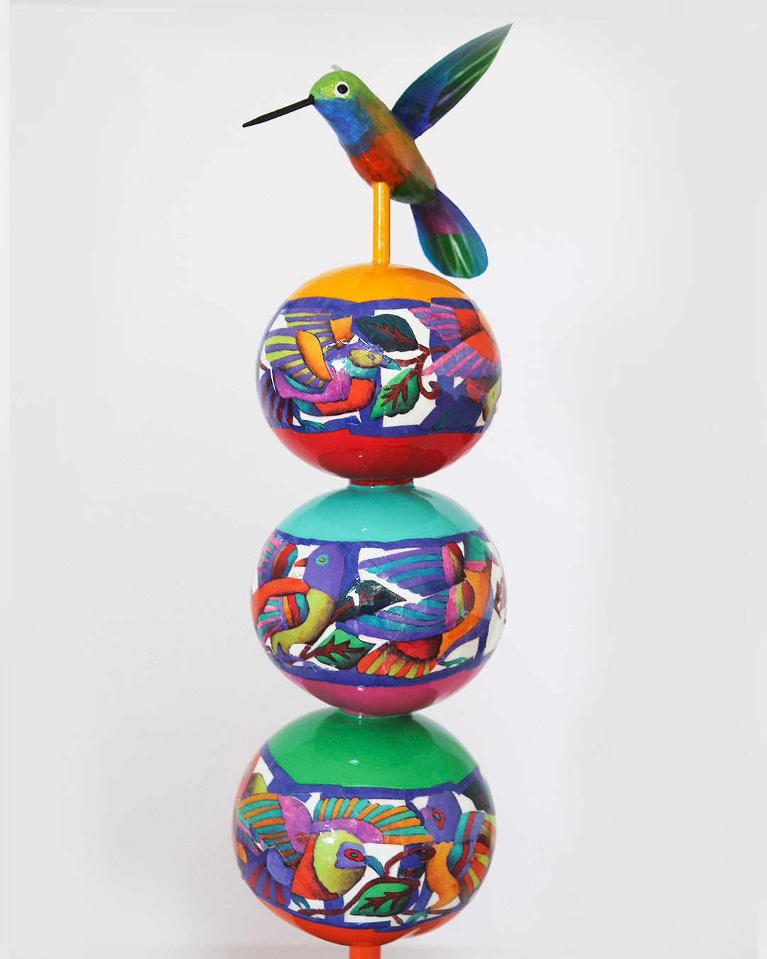 Escultura chinchin intervenido / Artista David Ordoñez