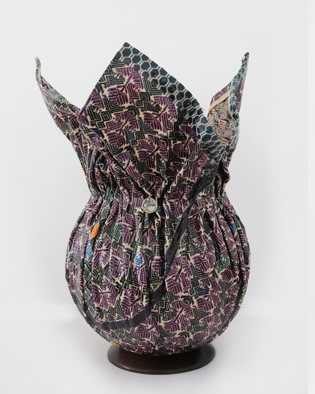 Jarrón de tela de huipil de San Marcos / Artista David Ordoñez